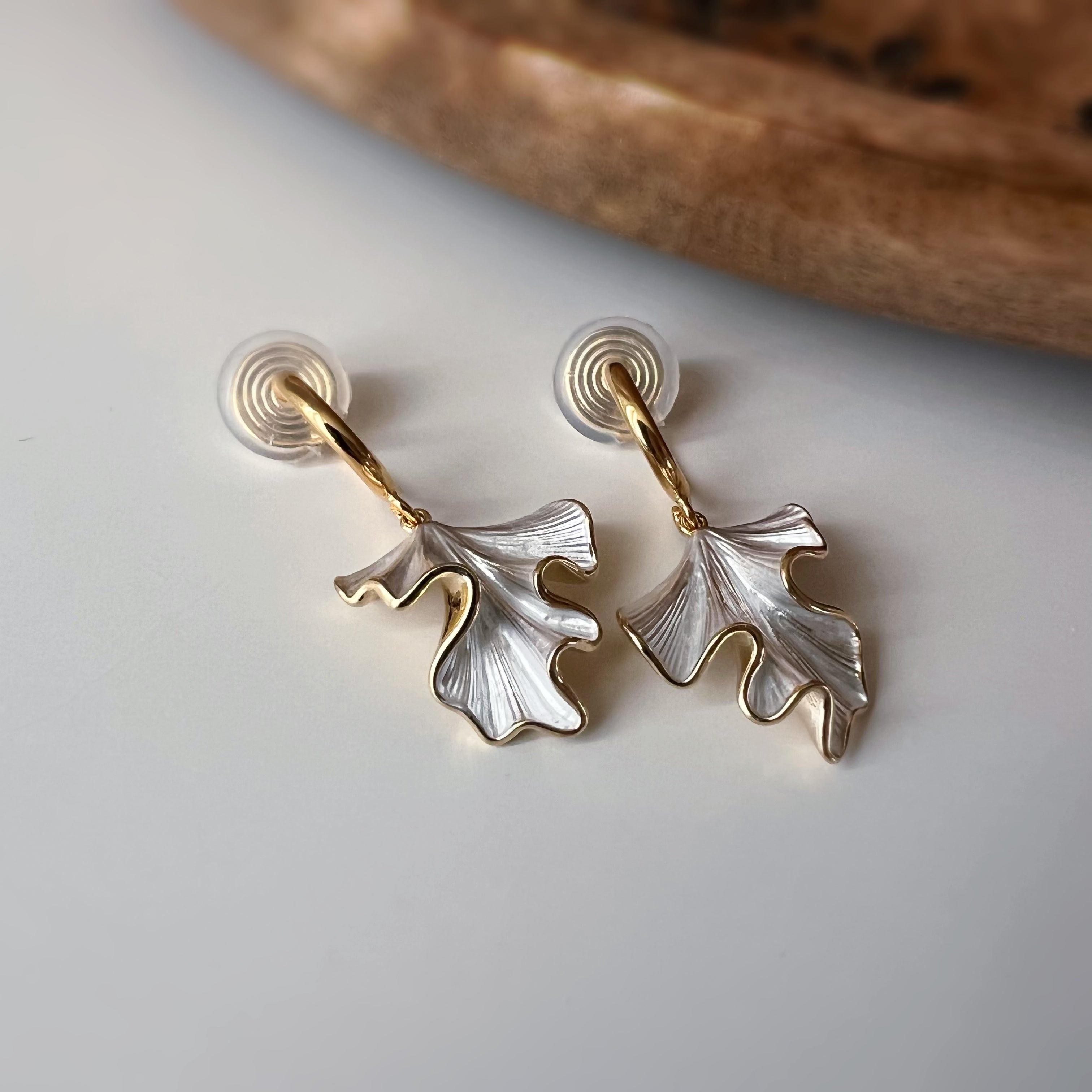 Clips d’oreilles feuille ondulée pendante