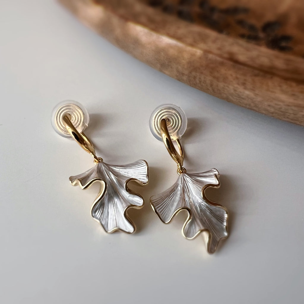 Clips d’oreilles feuille ondulée pendante