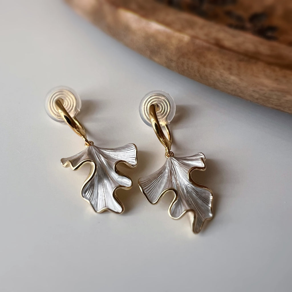Clips d’oreilles feuille ondulée pendante
