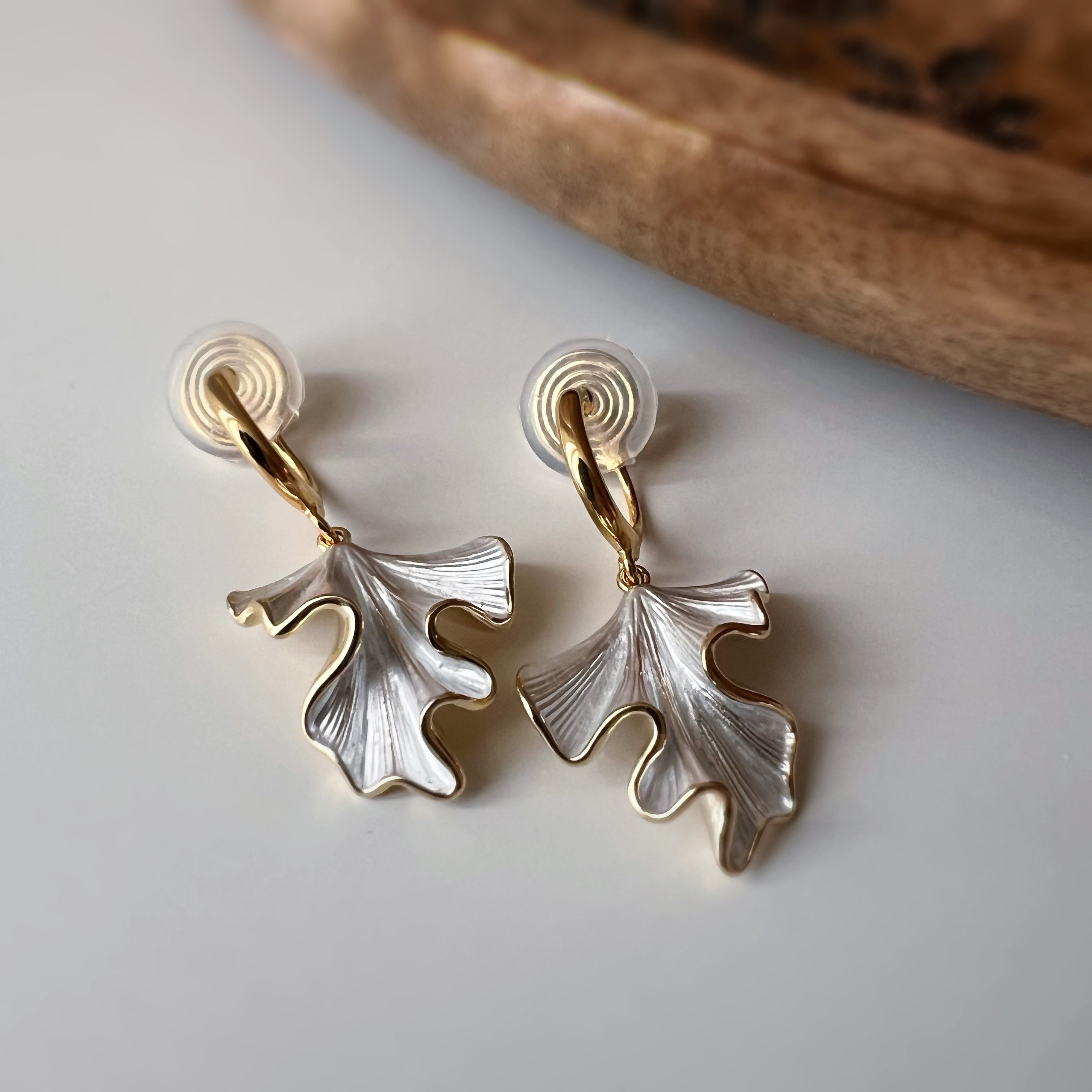 Clips d’oreilles feuille ondulée pendante