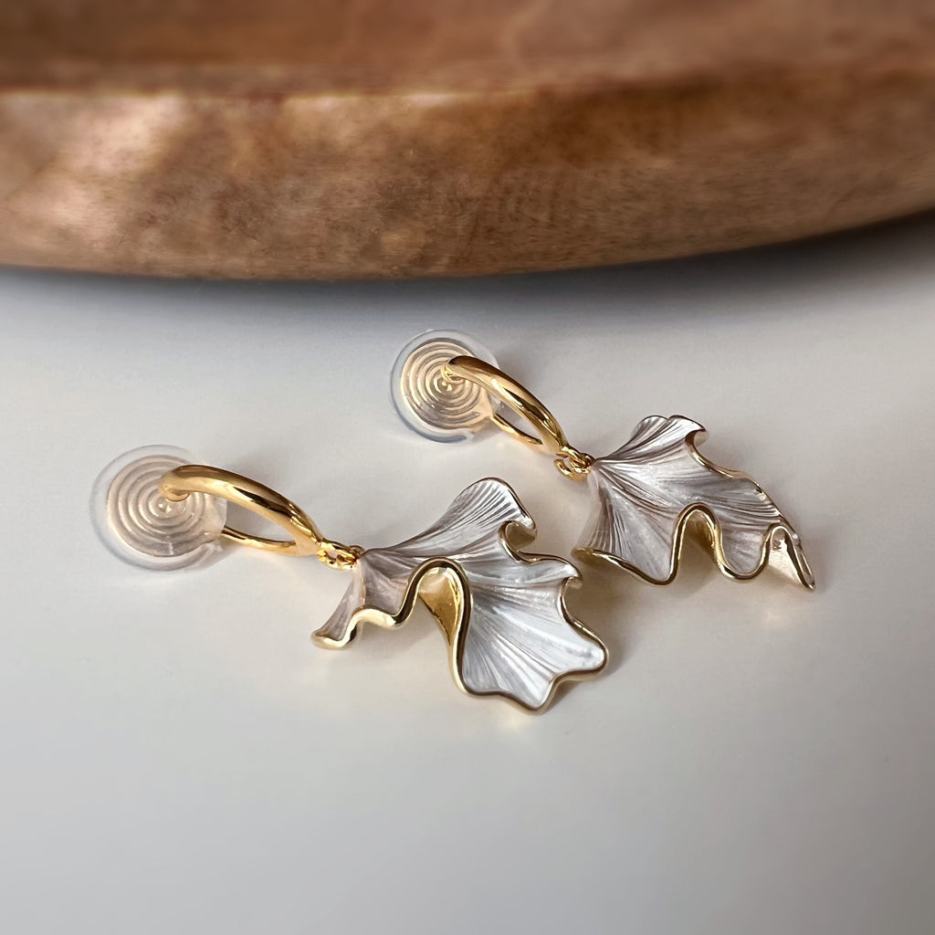 Clips d’oreilles feuille ondulée pendante