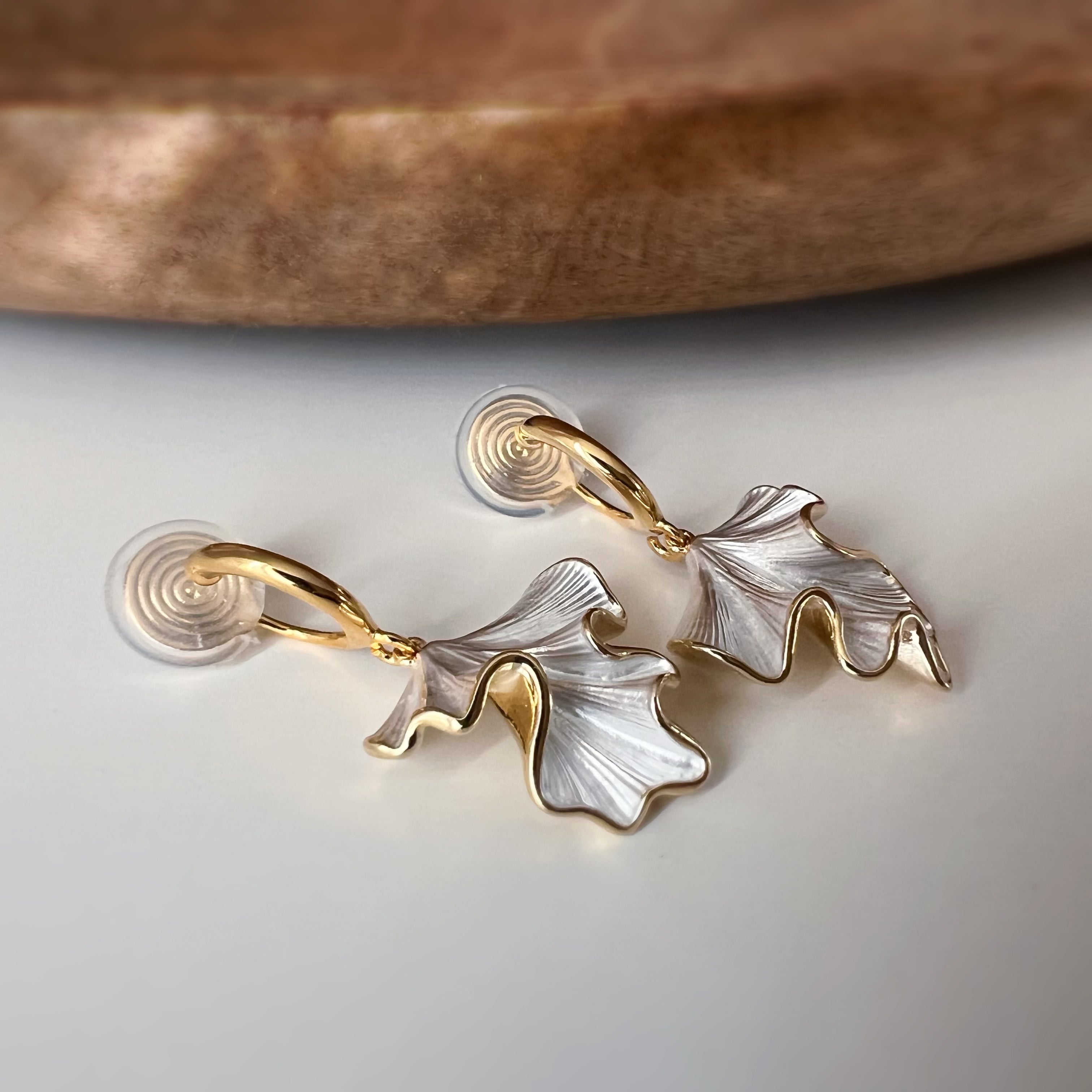 Clips d’oreilles feuille ondulée pendante