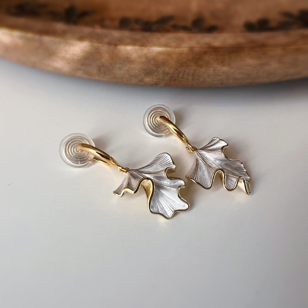 Clips d’oreilles feuille ondulée pendante