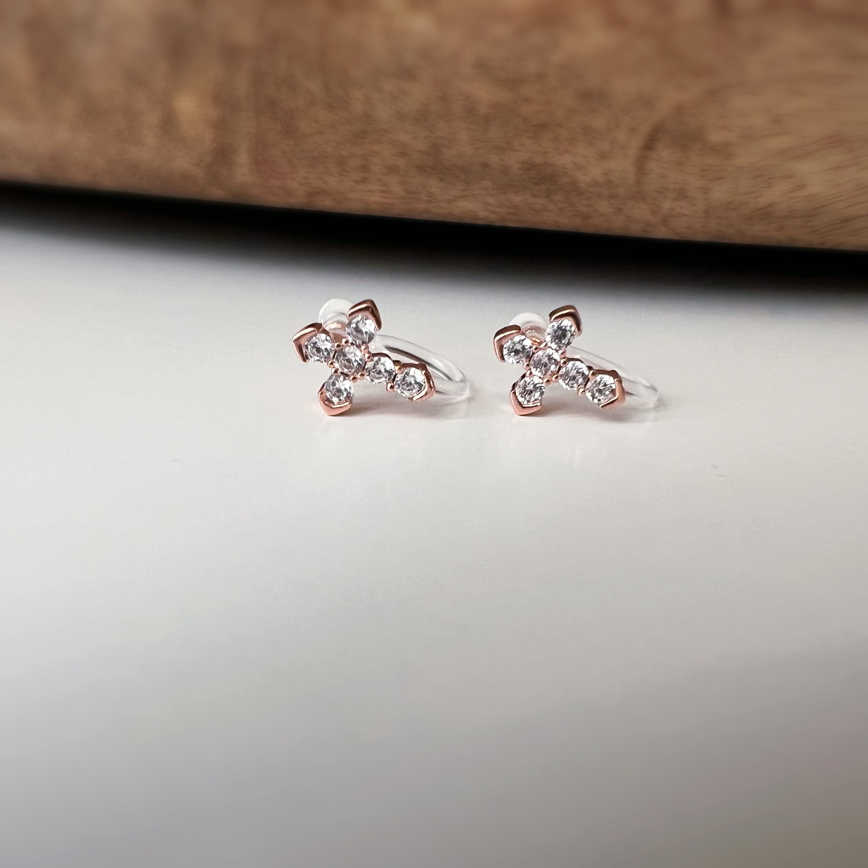 Clips d’oreilles croix strass, couleur or argent ou or rose