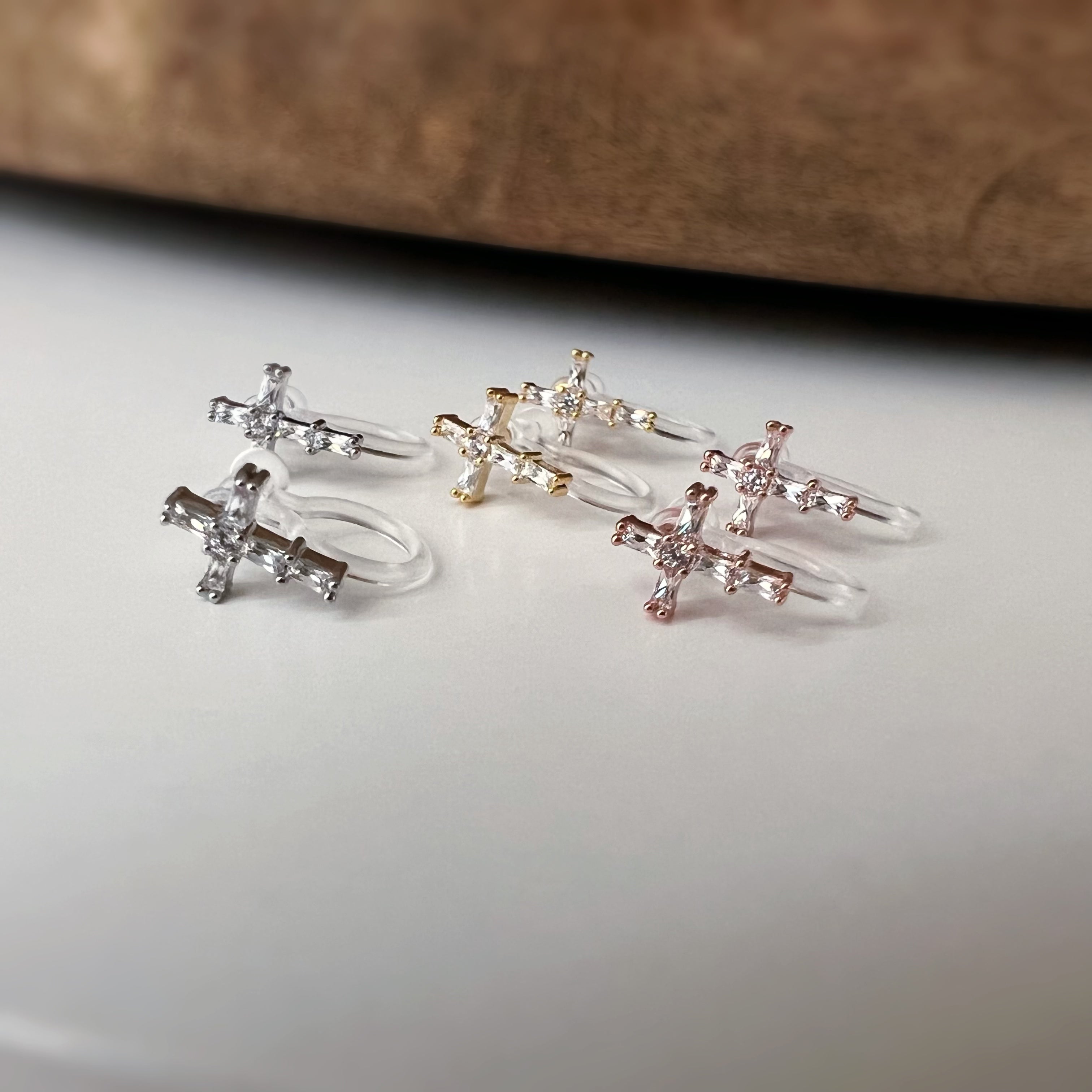 Clips d’oreilles sans perçage croix fine strass