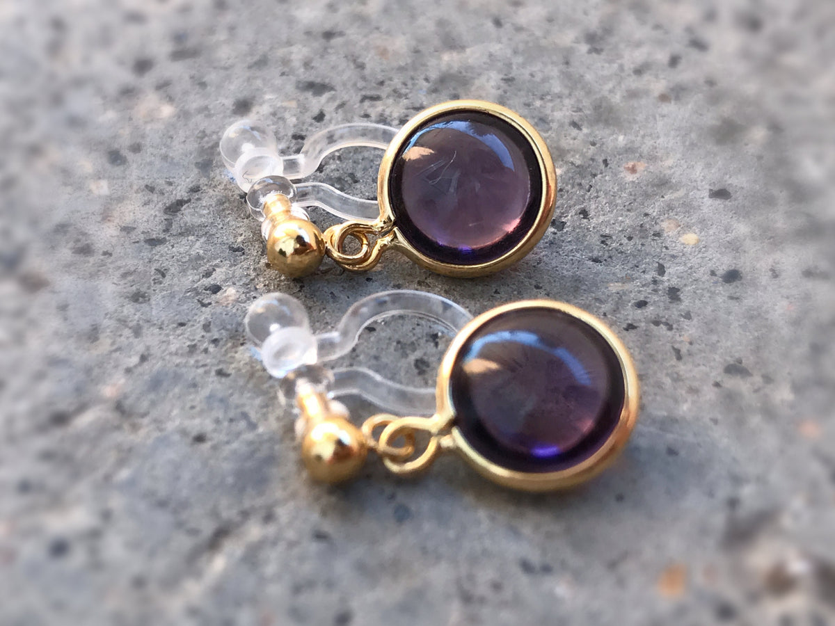 Boucles d'oreilles Clips INVISIBLES, perle couleur violet foncé. Bijoux Minimaliste. boucles d'oreille délicat pour oreilles non percées.