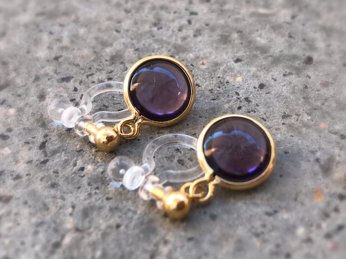 Boucles d'oreilles Clips INVISIBLES, perle couleur violet foncé. Bijoux Minimaliste. boucles d'oreille délicat pour oreilles non percées.