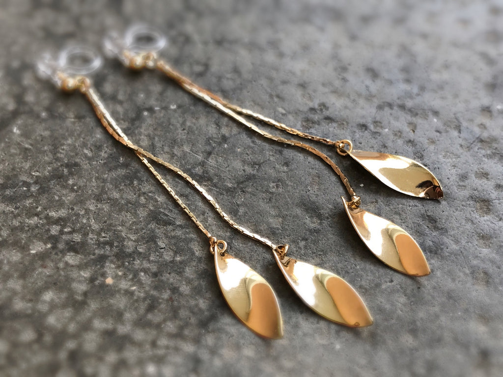 Longues Boucles d'oreilles CLIPS INVISIBLES pendantes tassel feuilles couleur doré, 18k plaqué d'or. Bijoux quotidien.