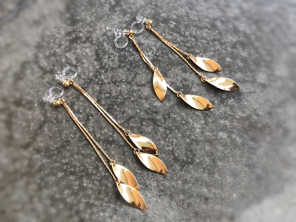 Longues Boucles d'oreilles CLIPS INVISIBLES pendantes tassel feuilles couleur doré, 18k plaqué d'or. Bijoux quotidien.