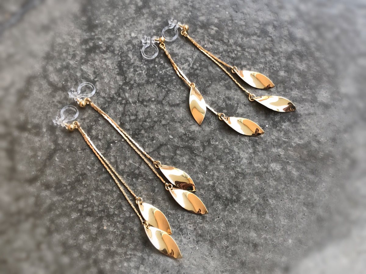 Longues Boucles d'oreilles CLIPS INVISIBLES pendantes tassel feuilles couleur doré, 18k plaqué d'or. Bijoux quotidien.
