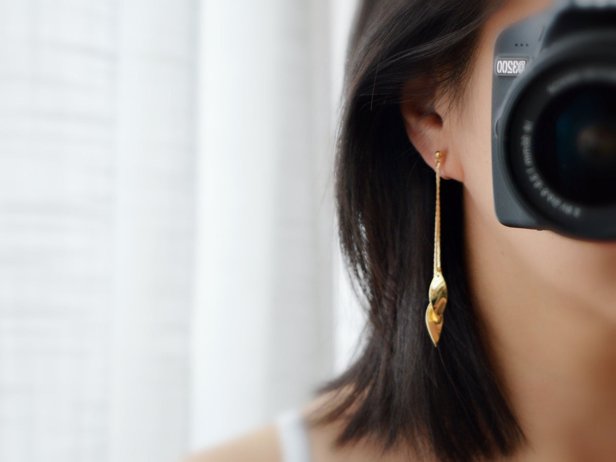 Longues Boucles d'oreilles CLIPS INVISIBLES pendantes tassel feuilles couleur doré, 18k plaqué d'or. Bijoux quotidien.