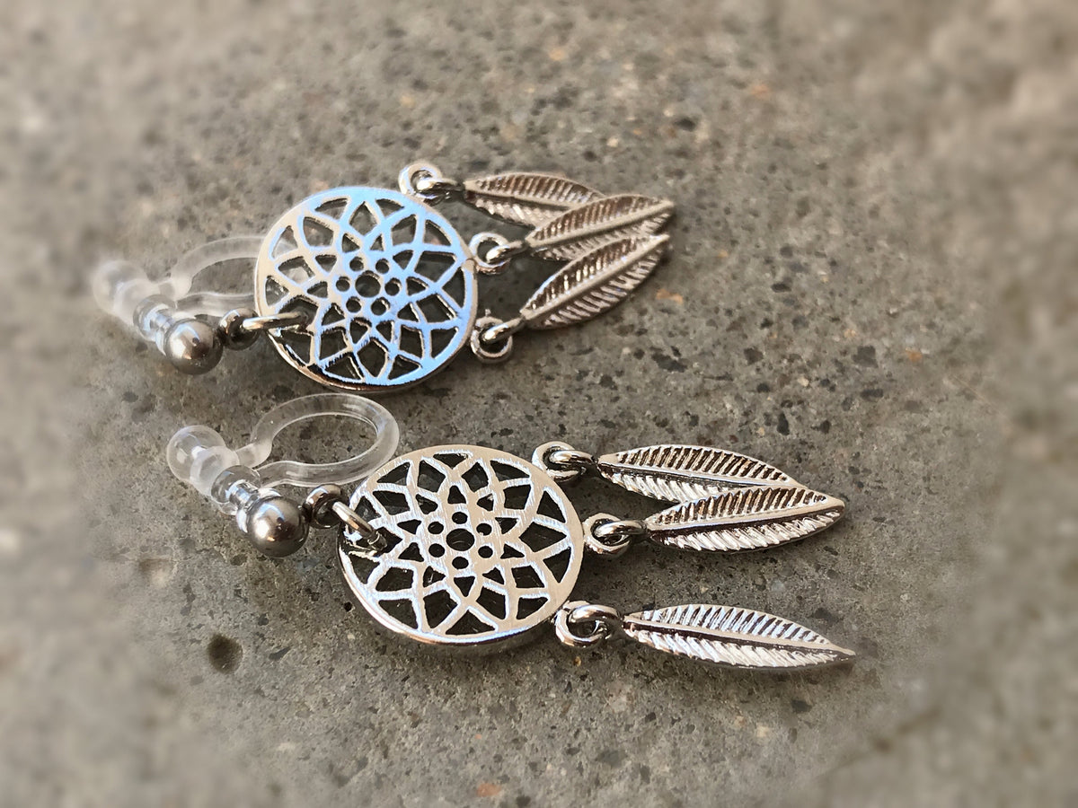 Boucles d'oreilles Clips INVISIBLES, Capteur de rêves Couleur argenté. Plume en métal. Clips d'oreilles. Bijoux quotidien. Prêt à offrir.
