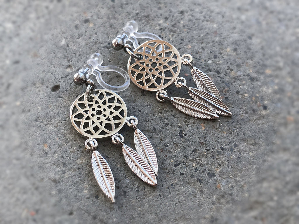 Boucles d'oreilles Clips INVISIBLES, Capteur de rêves Couleur argenté. Plume en métal. Clips d'oreilles. Bijoux quotidien. Prêt à offrir.