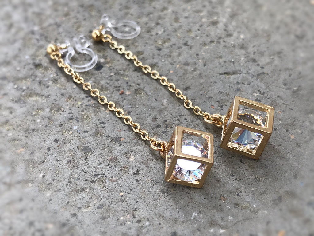 Longues Boucles d'oreilles pendantes CLIPS INVISIBLES couleur doré, Chaîne doré, Cube avec strass, bijoux quotidien, cadeaux pour elle.