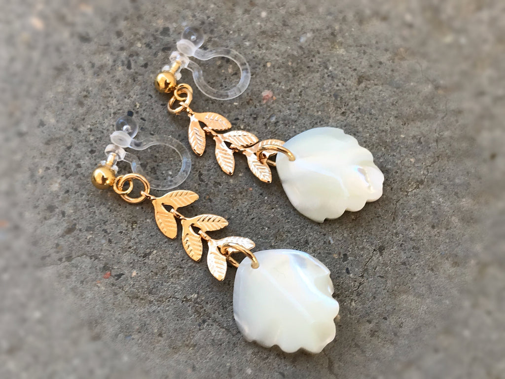 Boucles d'oreilles pendantes CLIPS INVISIBLES couleur doré, Chaîne feuilles, Perle Nacre blanche feuille, bijoux quotidien Moderne