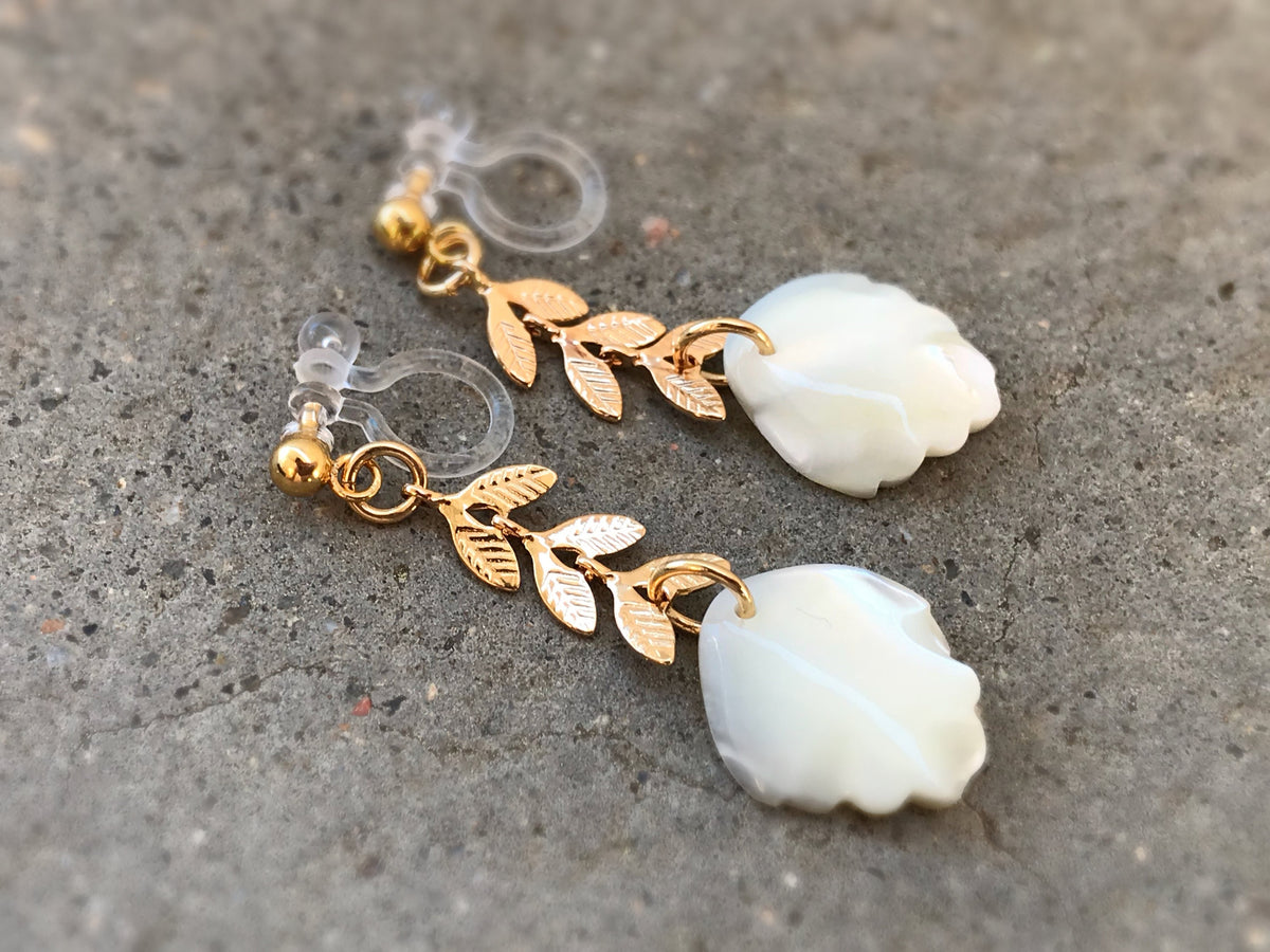 Boucles d'oreilles pendantes CLIPS INVISIBLES couleur doré, Chaîne feuilles, Perle Nacre blanche feuille, bijoux quotidien Moderne