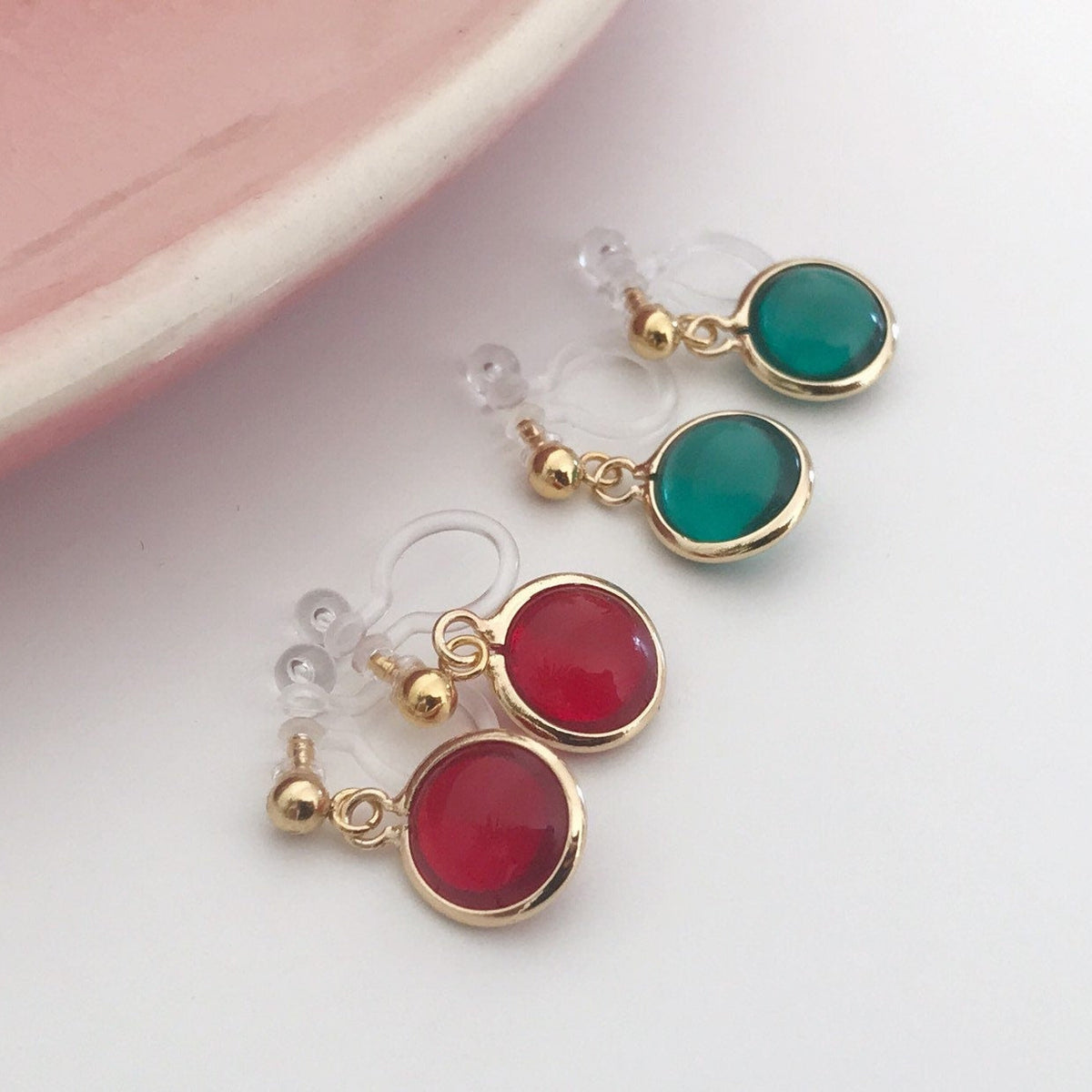 Perles rouges ou vert. Clips d'oreilles invisibles doré. Bijoux minimalistes