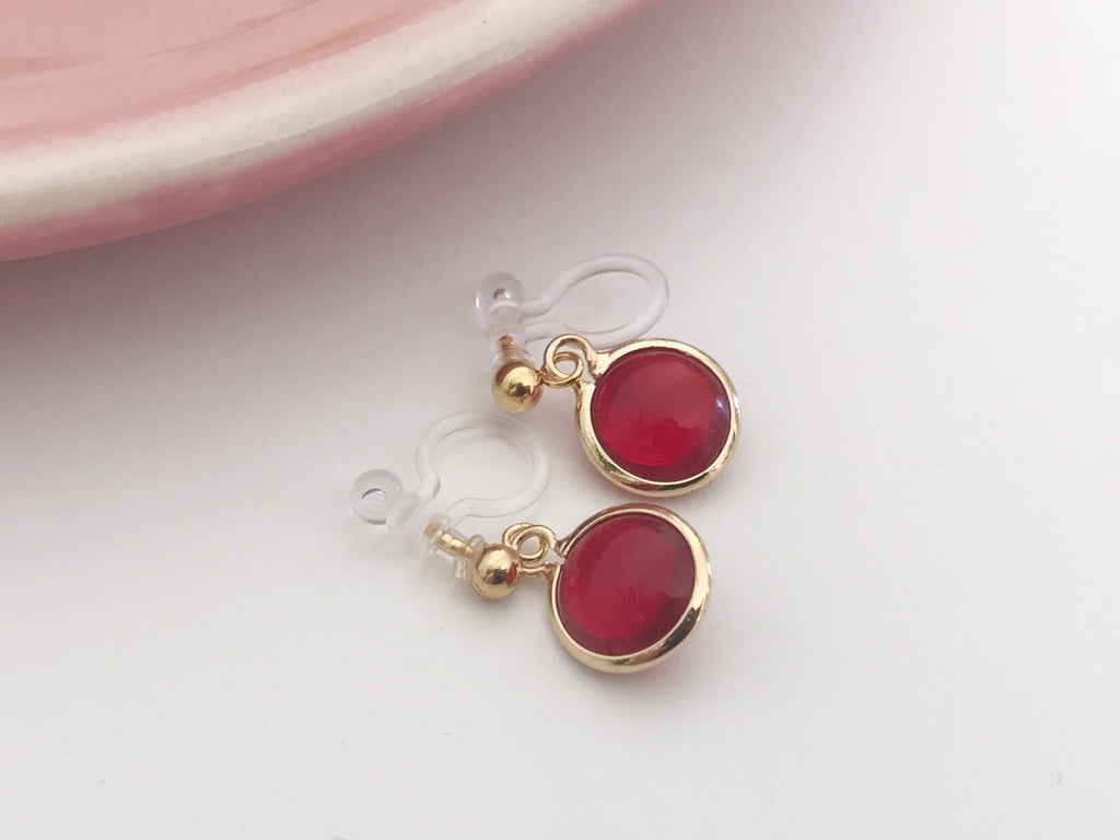 Perles rouges ou vert. Clips d'oreilles invisibles doré. Bijoux minimalistes