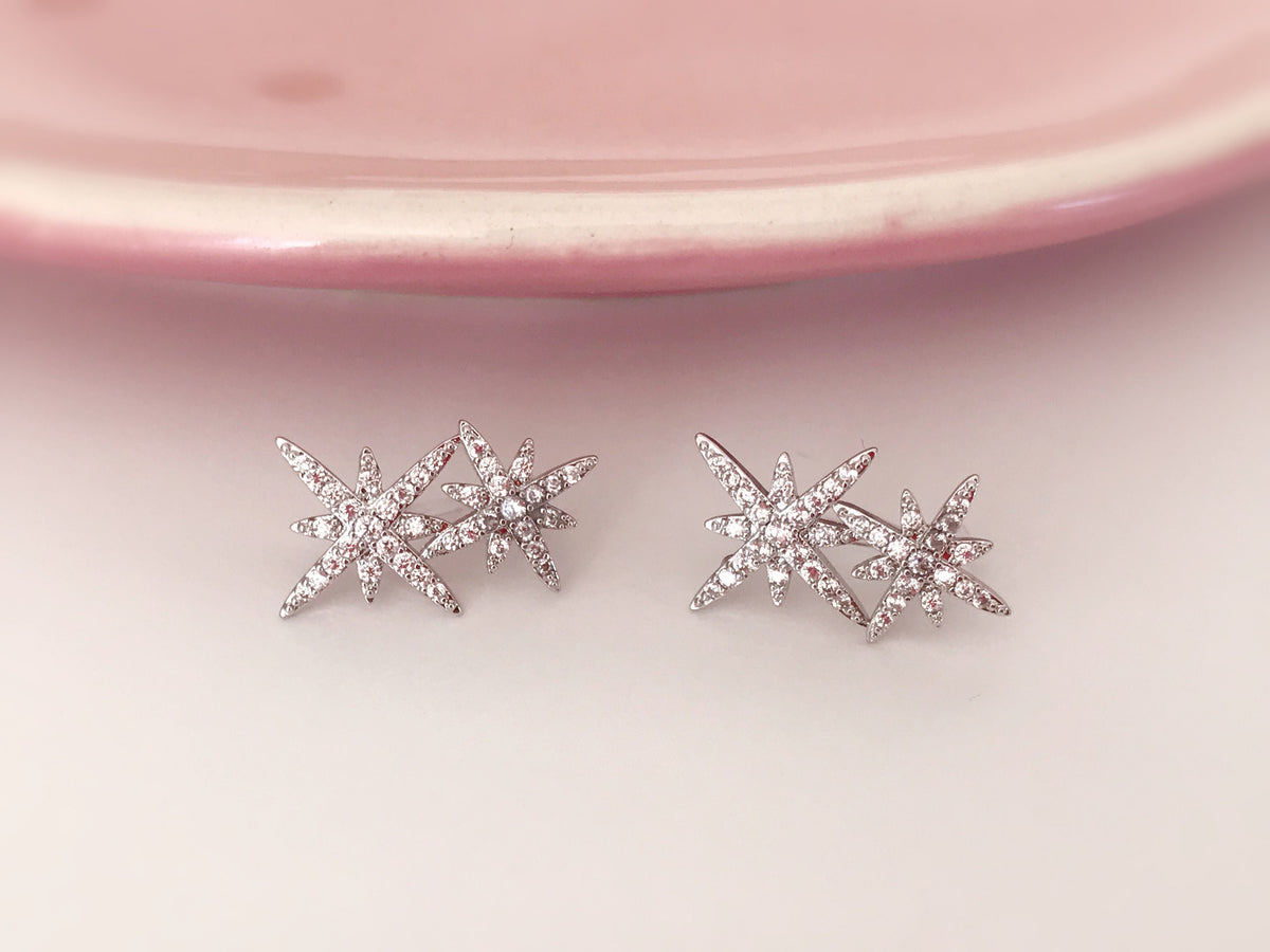 Boucles d'oreilles Clips INVISIBLES, Étoile Double Zircon Couleur Argenté. Clips d'oreilles.