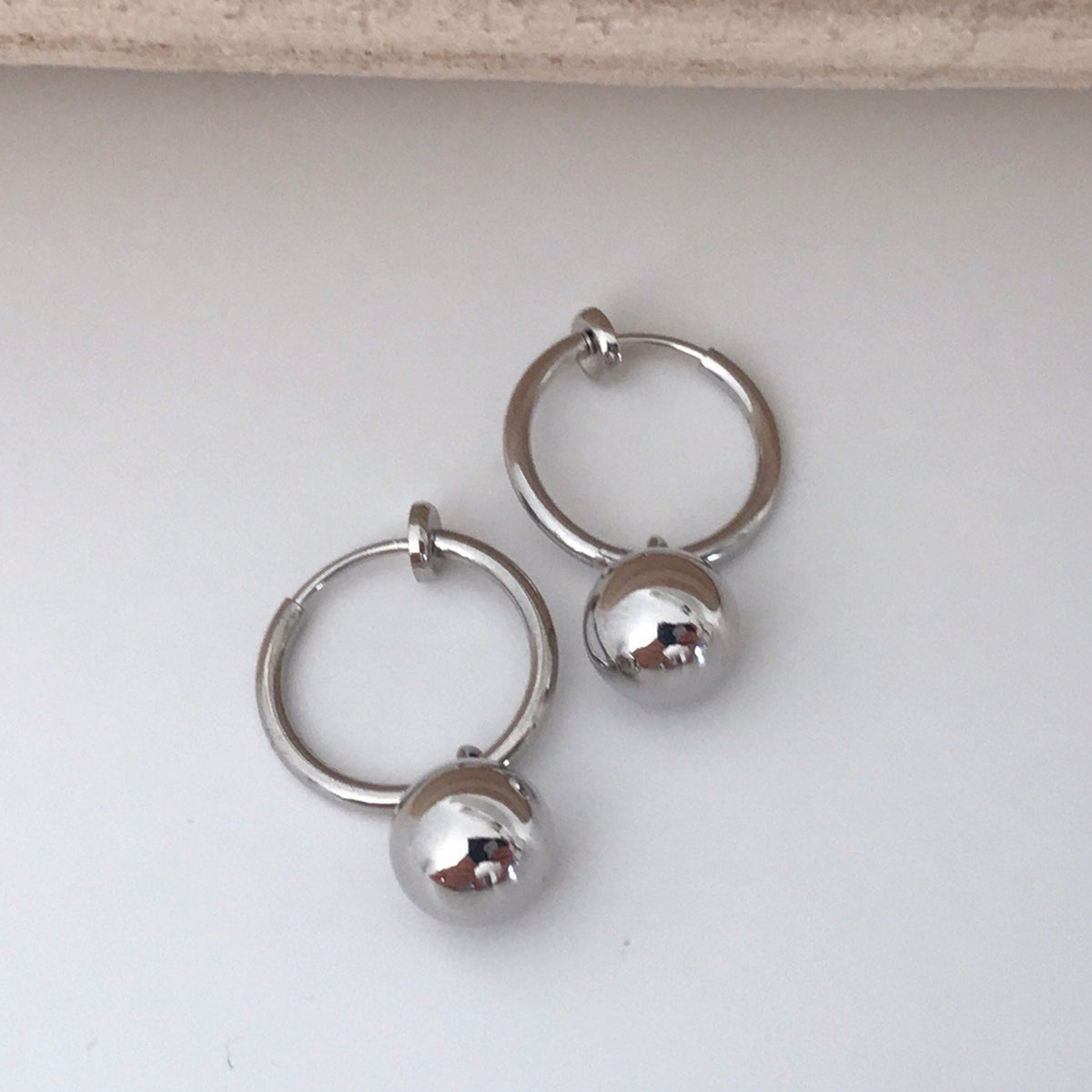 2 EN 1, Créoles Clips 13mm avec mini perle. Clips d'oreilles Anneaux argenté CLIPS Invisible confortable.