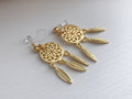 Boucles d'oreilles Clips INVISIBLES, Capteur de rêves Couleur argenté. Plume en métal. Clips d'oreilles. Bijoux quotidien. Prêt à offrir.
