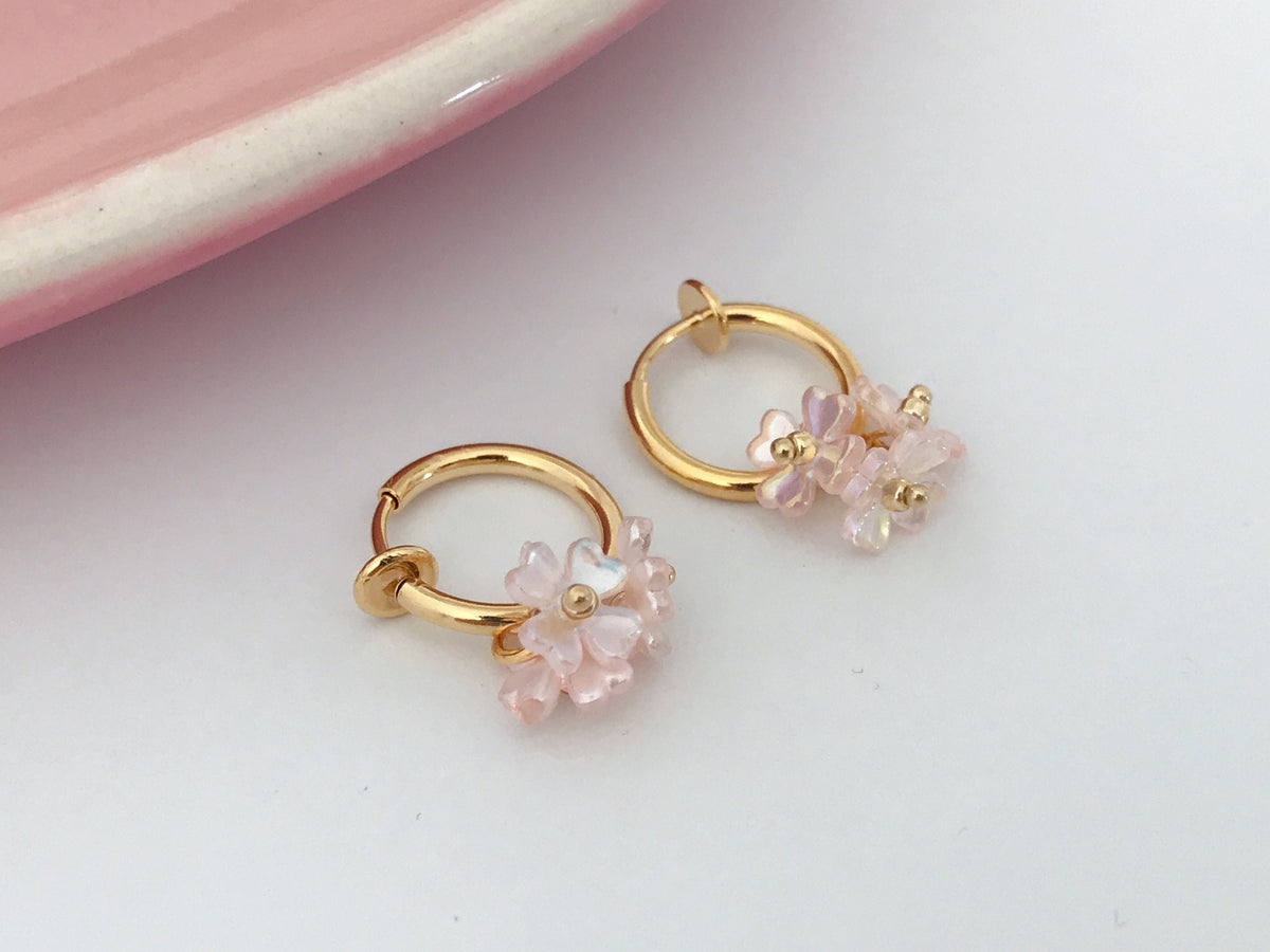 Clips d'oreille 2-EN-1 CLIPS anneaux doré. Mini perles fleur gris, très mignon Bijoux quotidien Anneaux 1.3cm