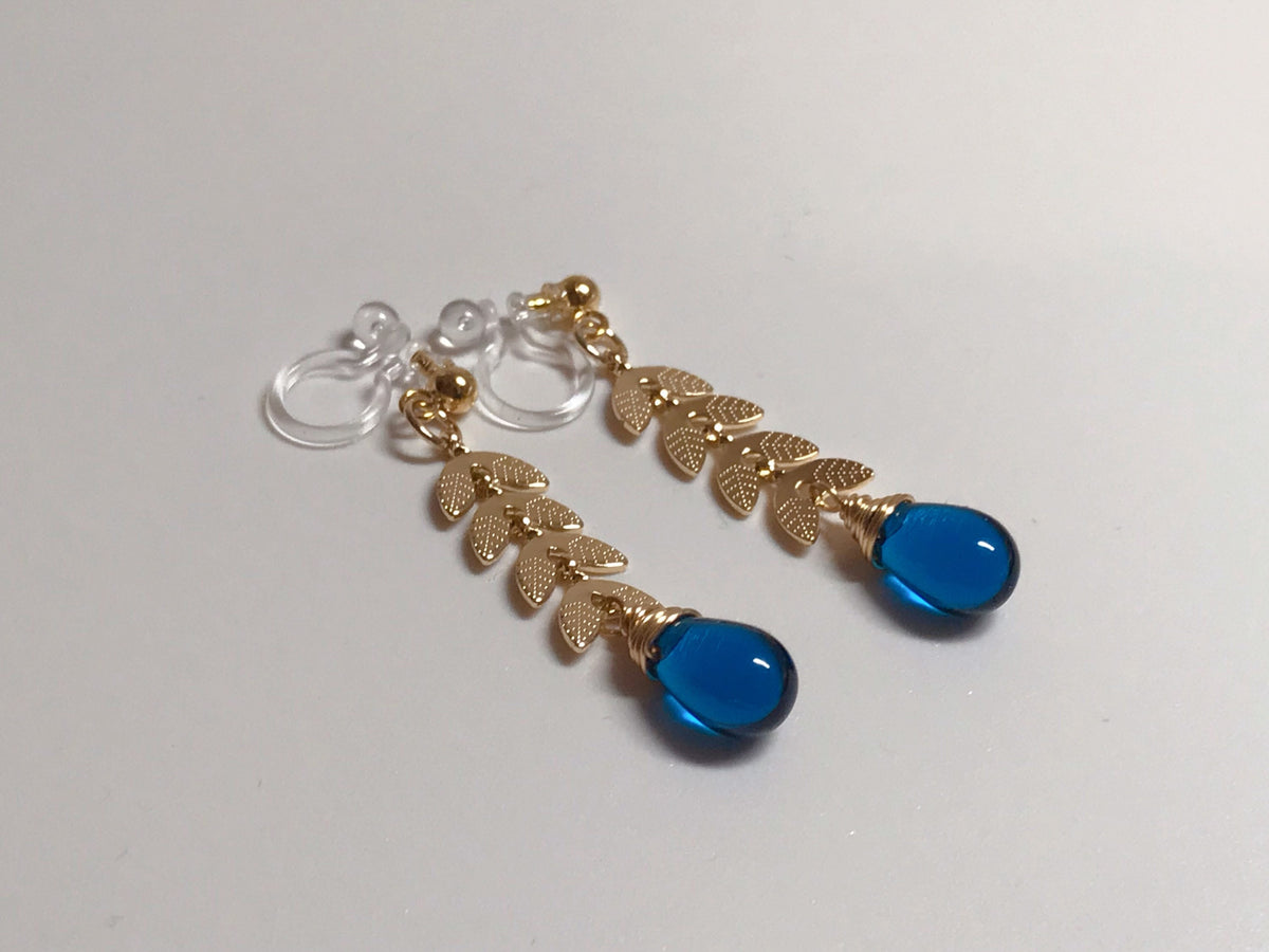 Boucles d'oreilles pendantes CLIPS INVISIBLES couleur doré, Chaîne feuilles, Perle goutte d'eau émeraude vert / Vert poan, bijoux quotidien.