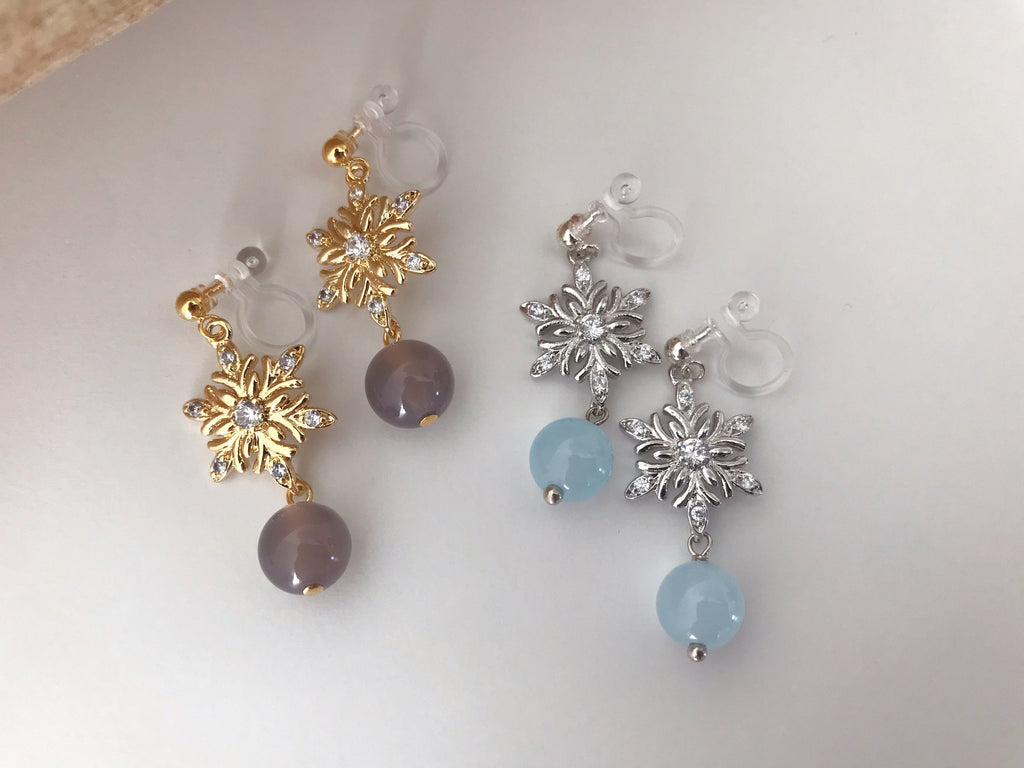 Flocon De Neige strass. Clips d'oreilles invisible couleur Or/ Argent. Perle agate grise /Calcédoine bleue. Bijoux Délicates.
