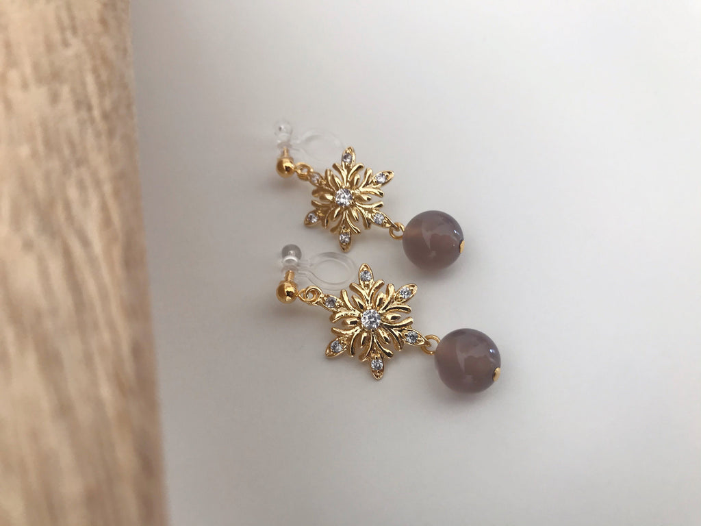 Flocon De Neige strass. Clips d'oreilles invisible couleur Or/ Argent. Perle agate grise /Calcédoine bleue. Bijoux Délicates.