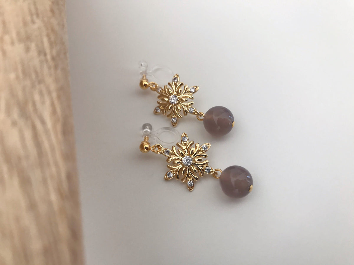 Flocon De Neige strass. Clips d'oreilles invisible couleur Or/ Argent. Perle agate grise /Calcédoine bleue. Bijoux Délicates.
