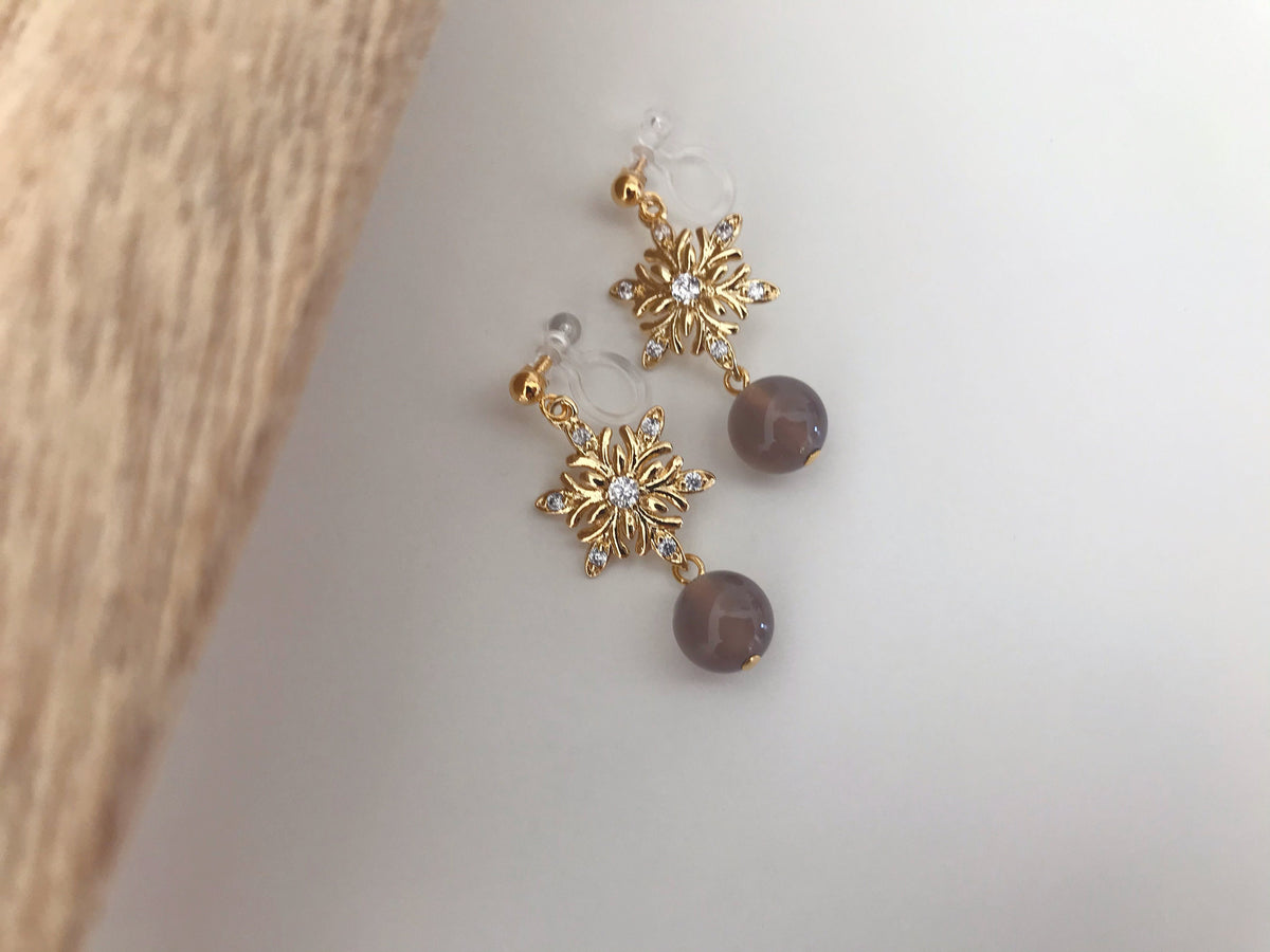 Flocon De Neige strass. Clips d'oreilles invisible couleur Or/ Argent. Perle agate grise /Calcédoine bleue. Bijoux Délicates.