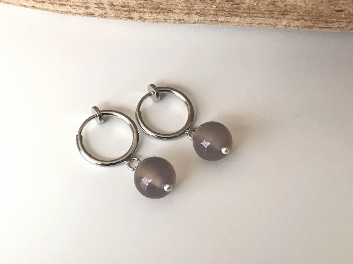 Boucles d'oreilles CLIPS créoles argenté Perle agate grise naturelle. Bijoux quotidien. Clips discret confortable Oreilles NON percées.