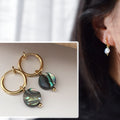 Clips d'oreille 2-EN-1 CLIPS anneaux doré. Perle coquillage d'ormeau naturelle forme rond Noir. Bijoux quotidien Anneaux 1.3cm