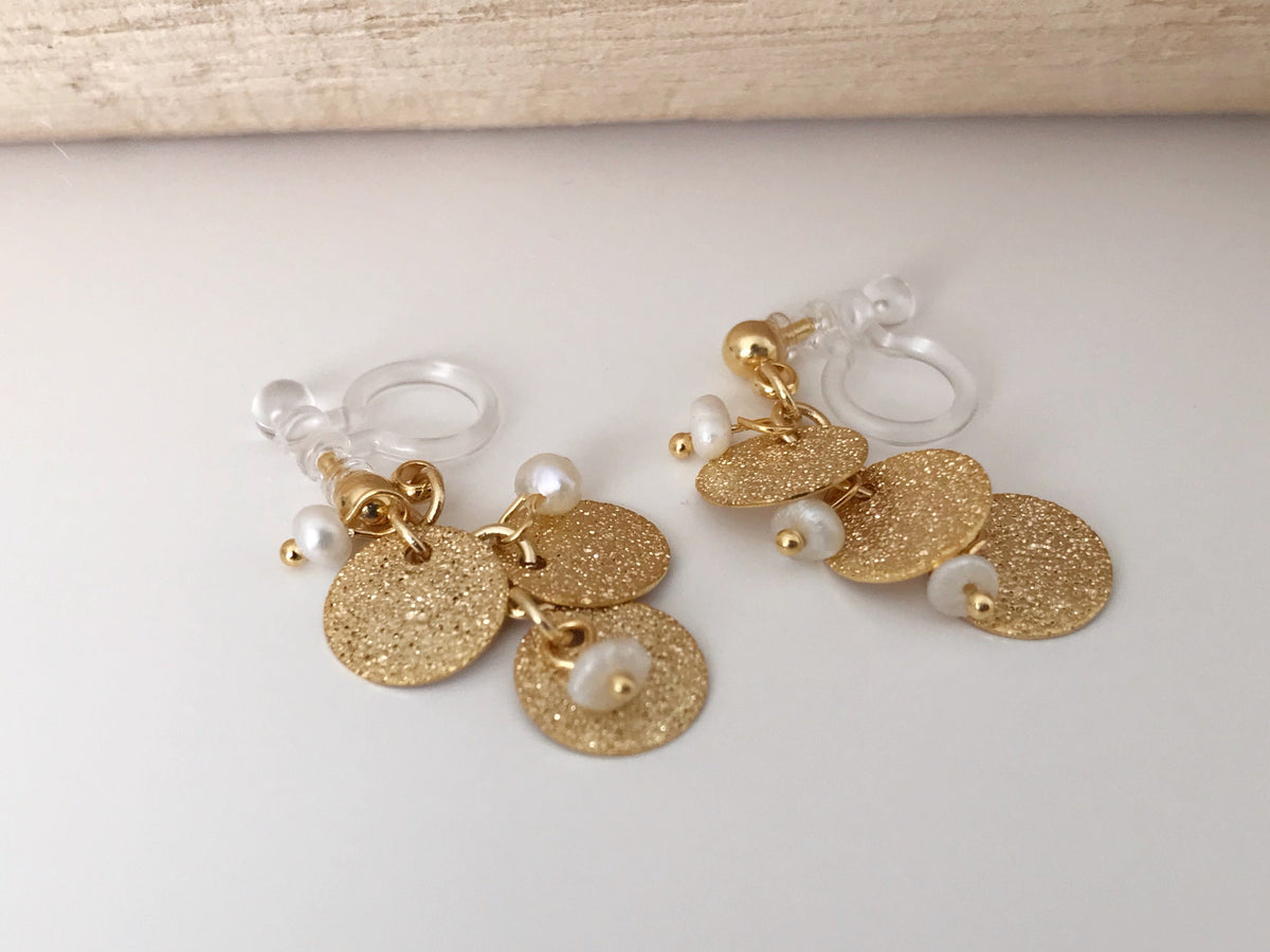Boucles d'oreilles Clips INVISIBLES pendantes, Chaîne petits ronds couleur or avec mini perles facettes noires / perles eau douce blanche.