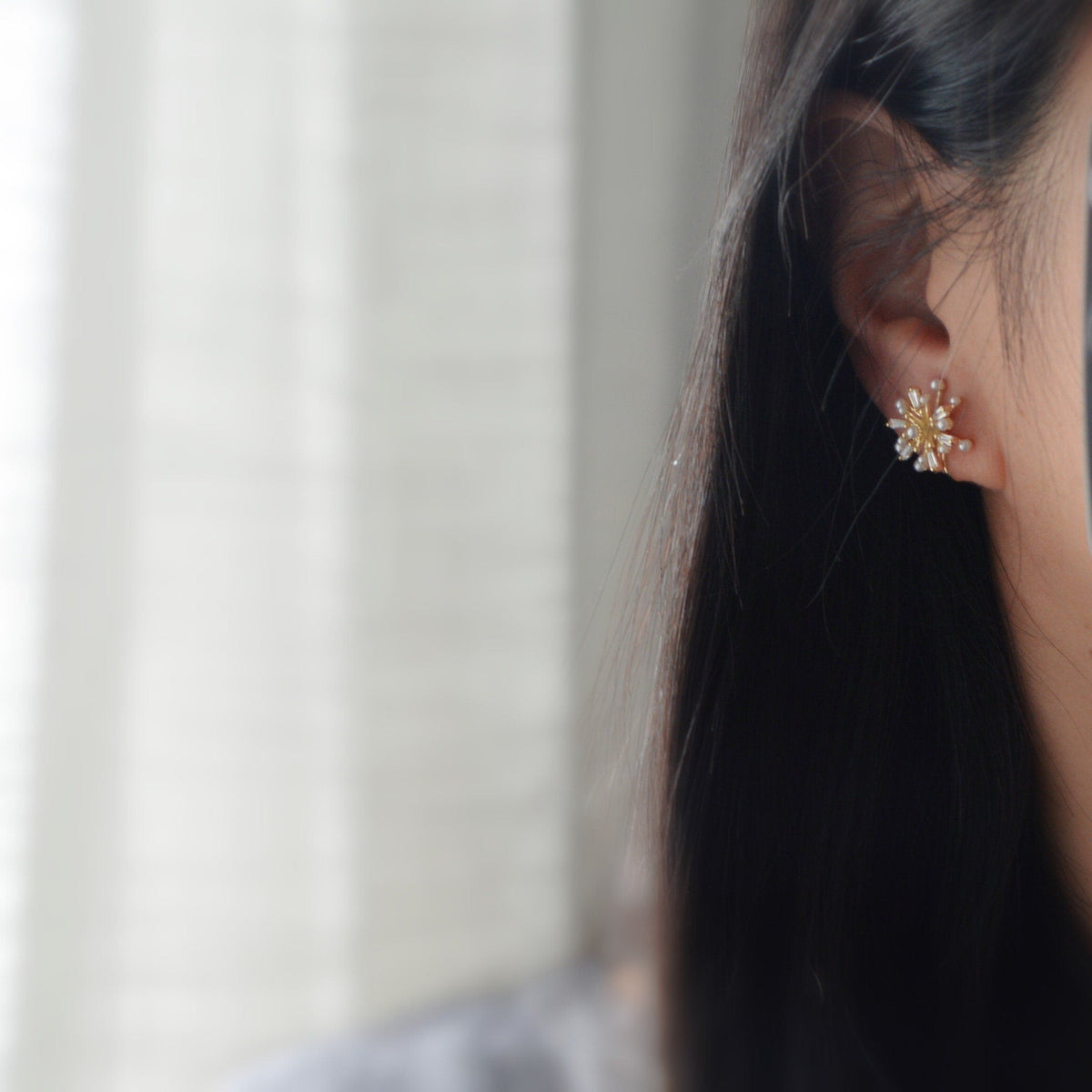 SANS DOULEUR ! Boucles d'oreilles CLIPS U spirale Fleur mini perle blanche Zircon. Clips d'oreilles confortable Délicates plaqué d'or 14K