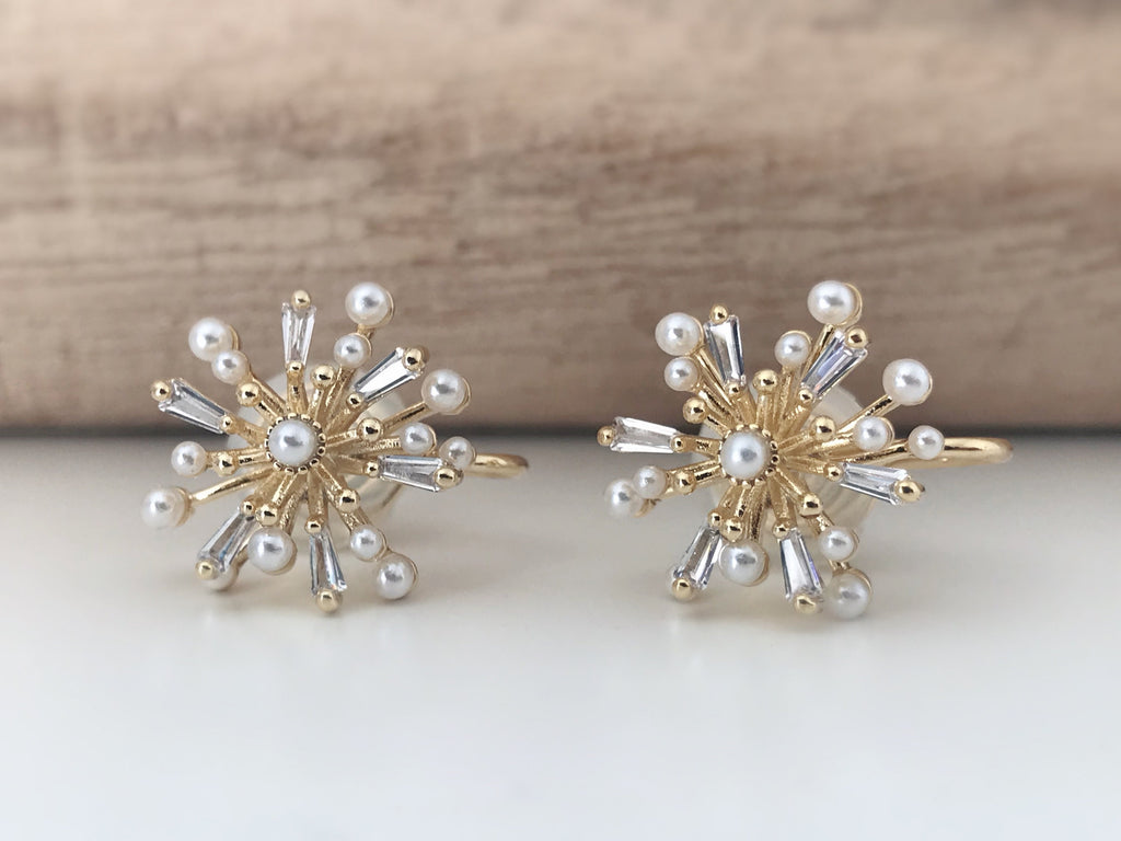 SANS DOULEUR ! Boucles d'oreilles CLIPS U spirale Fleur mini perle blanche Zircon. Clips d'oreilles confortable Délicates plaqué d'or 14K