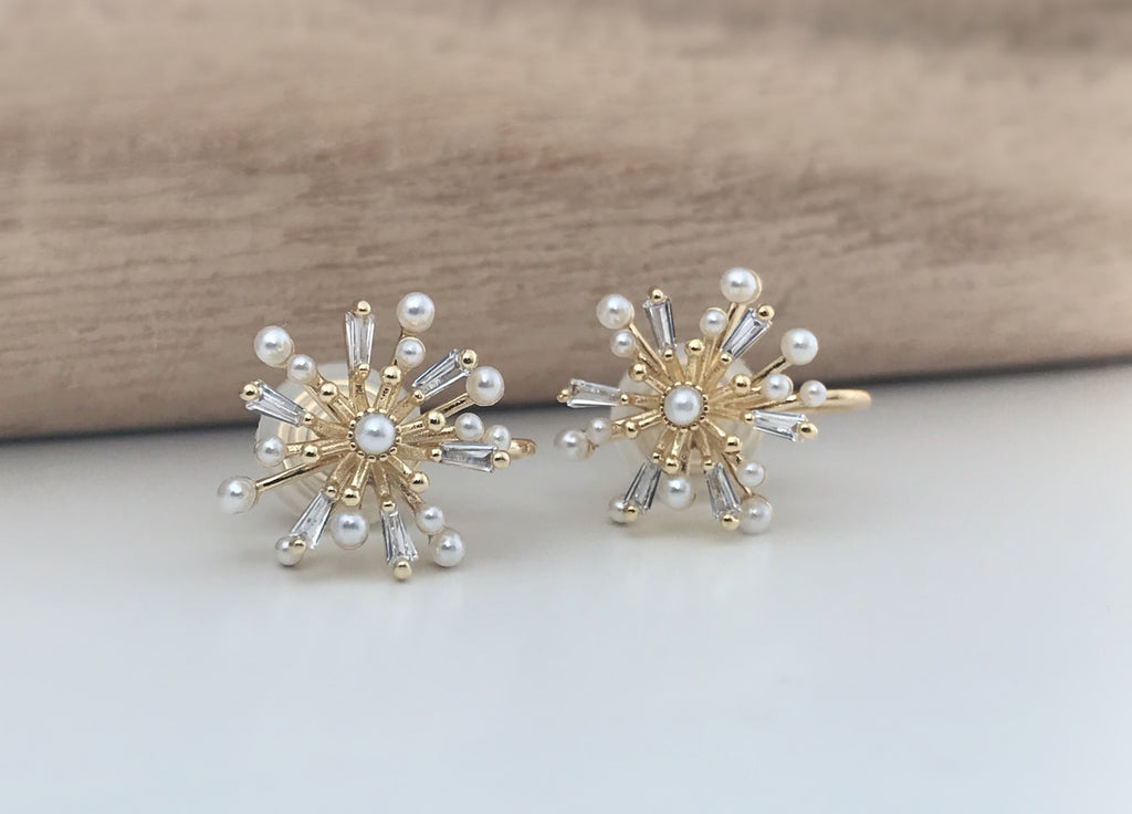 SANS DOULEUR ! Boucles d'oreilles CLIPS U spirale Fleur mini perle blanche Zircon. Clips d'oreilles confortable Délicates plaqué d'or 14K