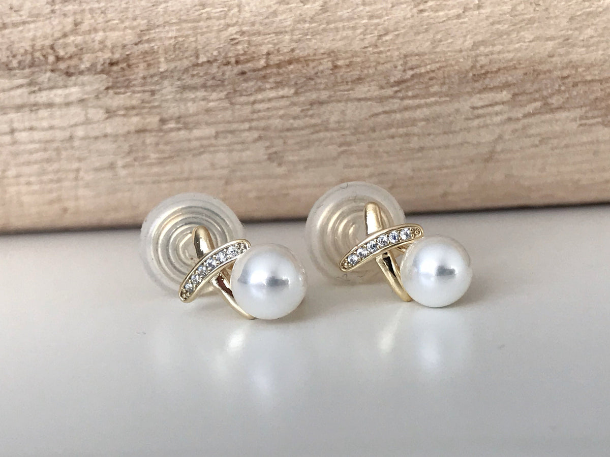 SANS DOULEUR ! Boucles d'oreilles CLIPS U spirale Croix Mini Pierres Zircon Perle blanche 6mm, plaqué d'Or. Clips d'oreilles confortable.