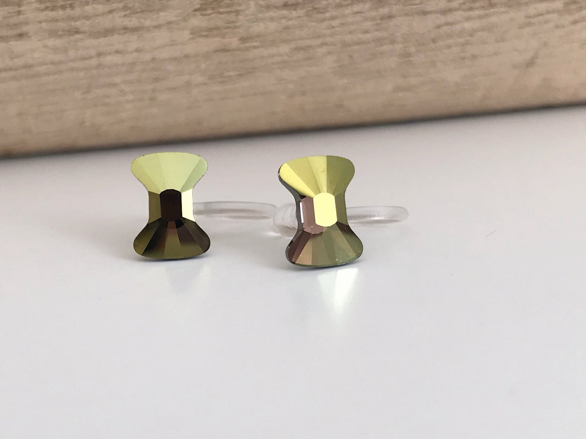 Boucles d'oreilles CLIPS invisible Cristal Noeud de papillon Vert métal, Cristaux PureCristal Petits Clips d'Oreille, Bijoux Minimaliste.