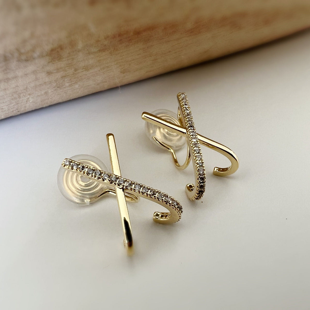 SANS DOULEUR ! Boucles d'oreilles CLIPS U spirale Croix strass Mini Zircon plaqué d'Or. Clips d'oreilles confortable.