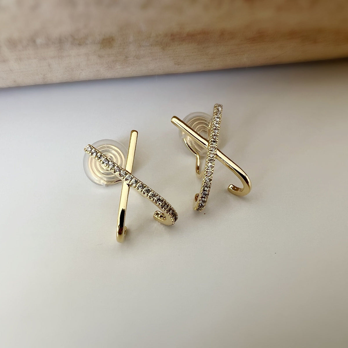 SANS DOULEUR ! Boucles d'oreilles CLIPS U spirale Croix strass Mini Zircon plaqué d'Or. Clips d'oreilles confortable.
