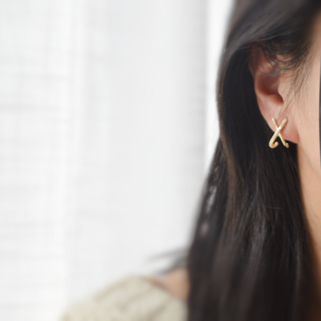 SANS DOULEUR ! Boucles d'oreilles CLIPS U spirale Croix strass Mini Zircon plaqué d'Or. Clips d'oreilles confortable.