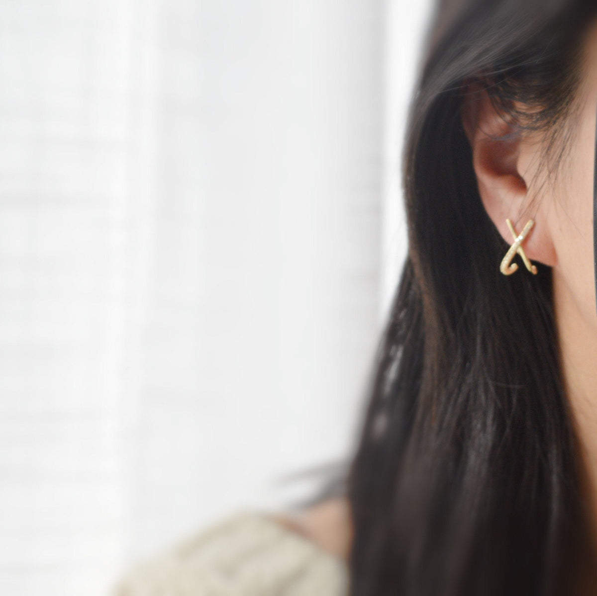 SANS DOULEUR ! Boucles d'oreilles CLIPS U spirale Croix strass Mini Zircon plaqué d'Or. Clips d'oreilles confortable.