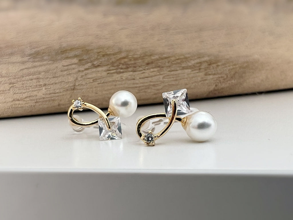 INVISIBLE gold square zircon ear clips, mini white pearl, delicate comfortable ear clips. Daily jewelry. Ready to gift.