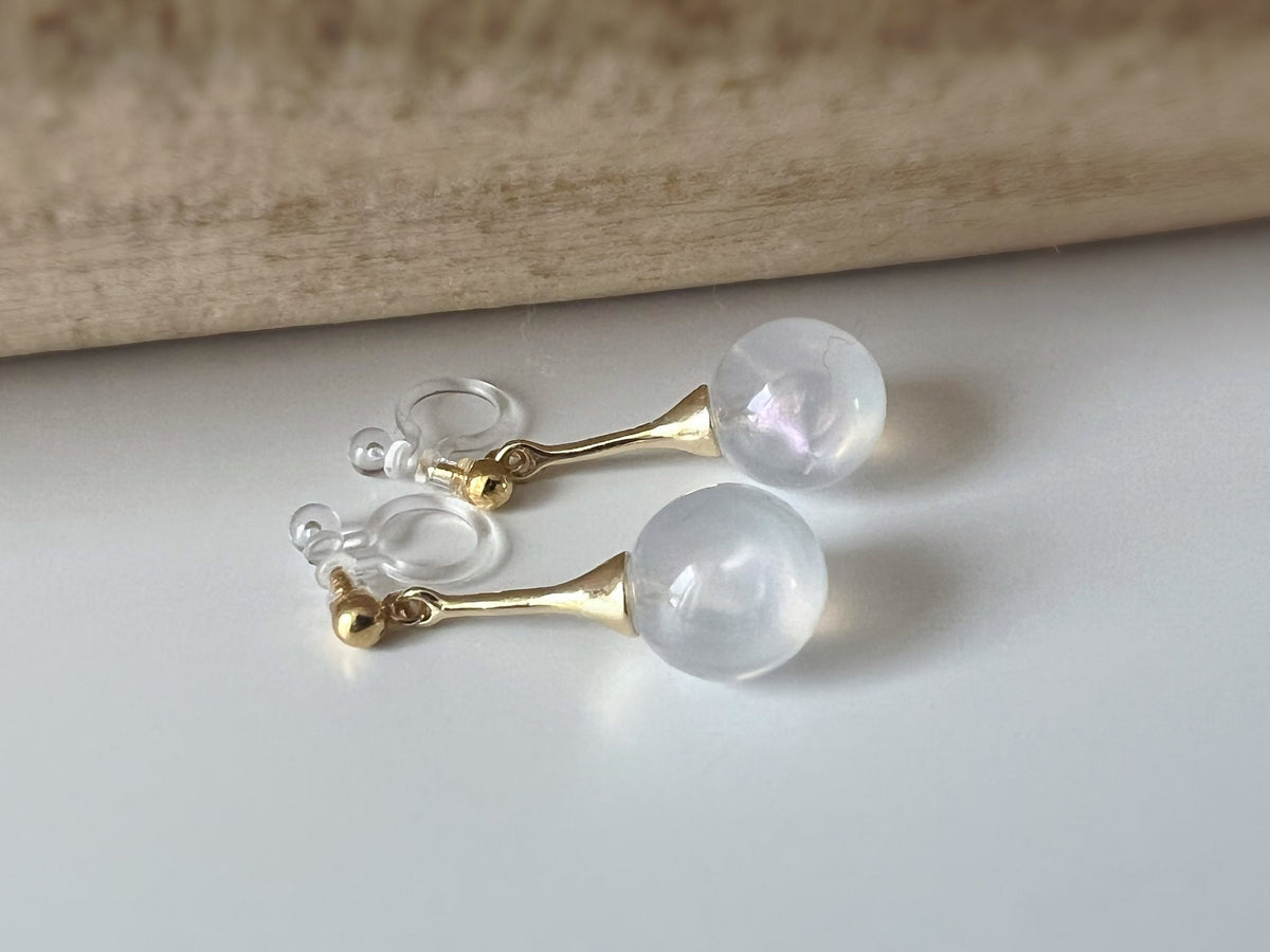 Boucles d'oreilles CLIPS invisibles Perles blanches laiteuses, bijoux minimaliste doré. Clips d'oreilles