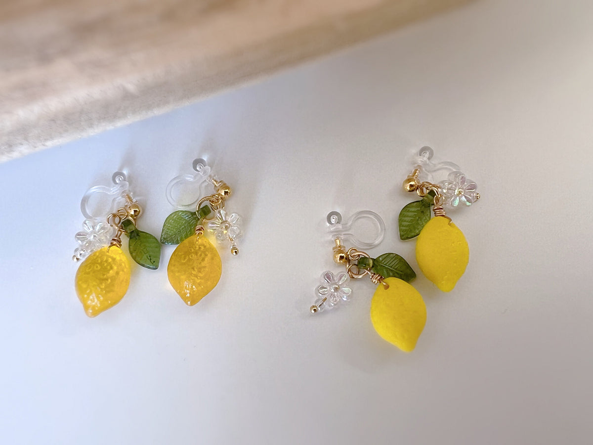 Sweet Citron jaune Feuille verte Mini fleur Transparente. Clips d'oreilles invisibles doré, Oreilles non percée, prêt à offrir