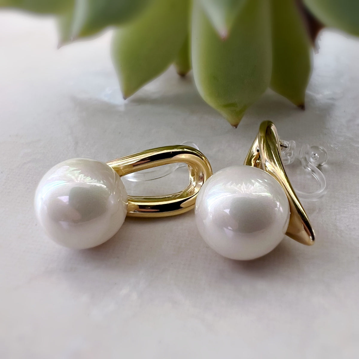 Boucles d'oreilles CLIPS invisible couleur Or grande perle blanche, Clips d'oreilles délicat.