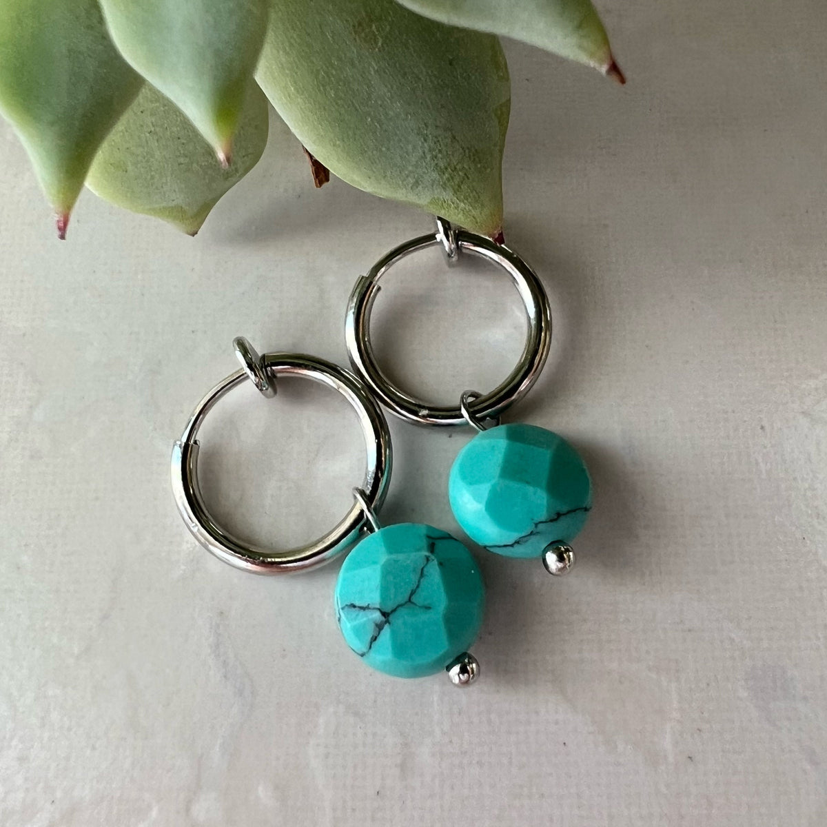 2-EN-1 Boucles d'oreilles CLIPS pendantes perles facettes turquoises Créoles Or / Argent. Clips d'oreilles discrètes oreilles non percées