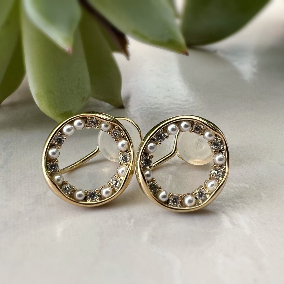 SANS DOULEUR ! Boucles d'oreilles CLIPS U Cercle Mini Pierres Zircon Perle blanche Rond plaqué d'Or. Clips d'oreilles confortable.