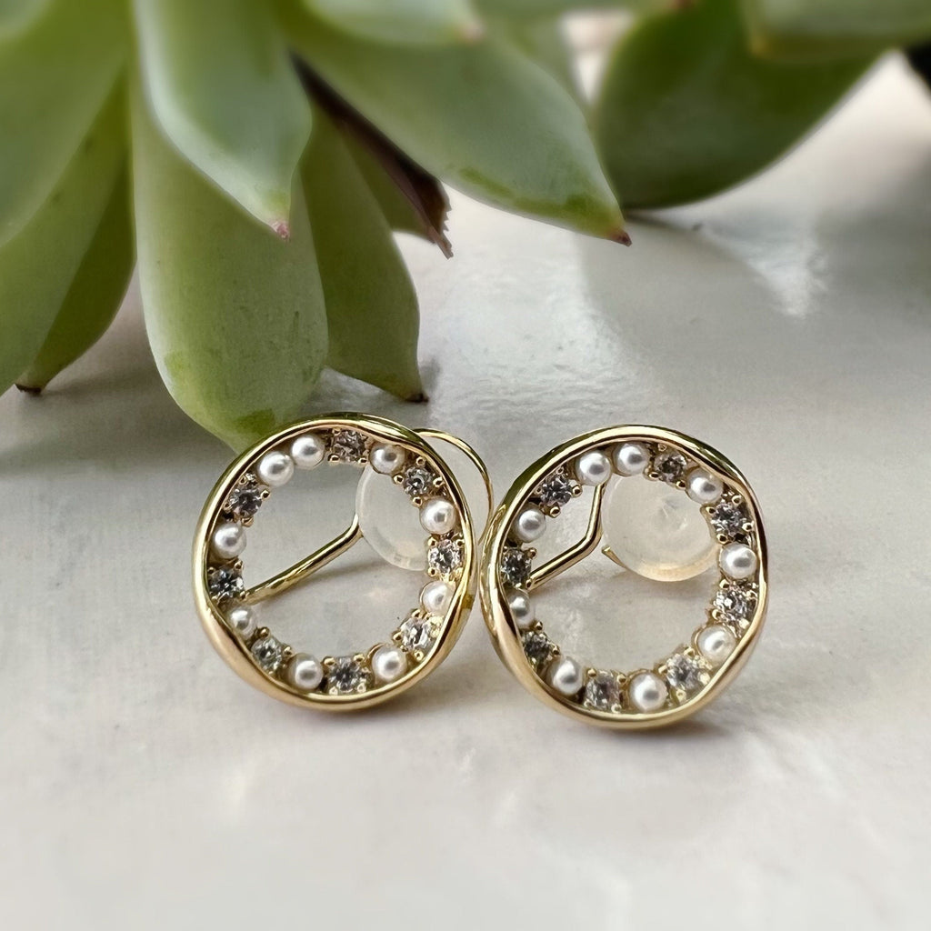 SANS DOULEUR ! Boucles d'oreilles CLIPS U Cercle Mini Pierres Zircon Perle blanche Rond plaqué d'Or. Clips d'oreilles confortable.